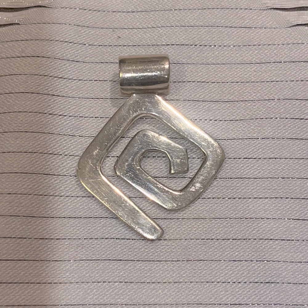 100 % 925 Sterling Silver Design Pendant